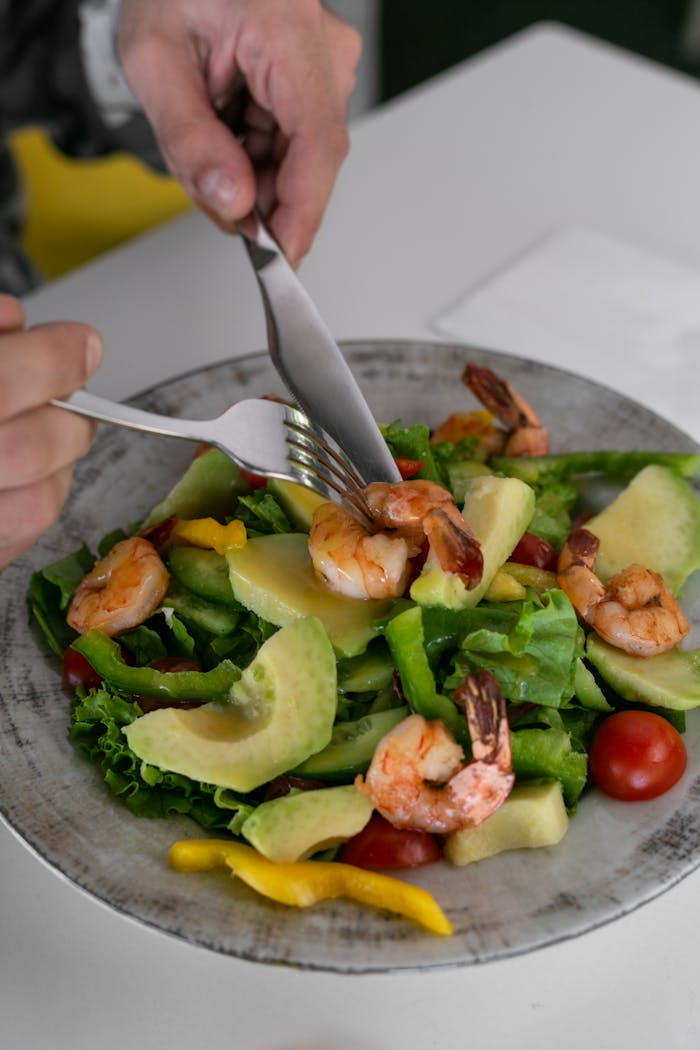 portfolio-04 Delicious fresh shrimp and avocado salad with mixed greens, perfect for a healthy meal.